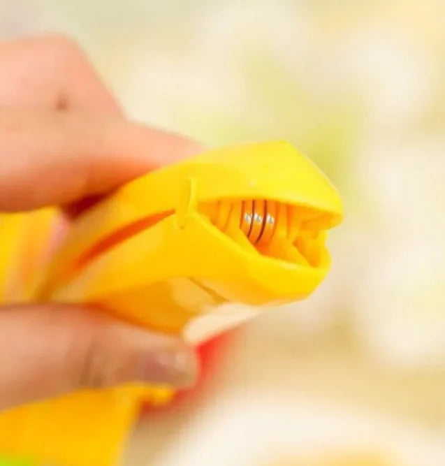 Easy-Use Banana Cutter by Anti Spier