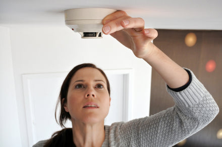 Diagram showing correct ceiling-mounted smoke alarm placement relative to kitchen and heating vents