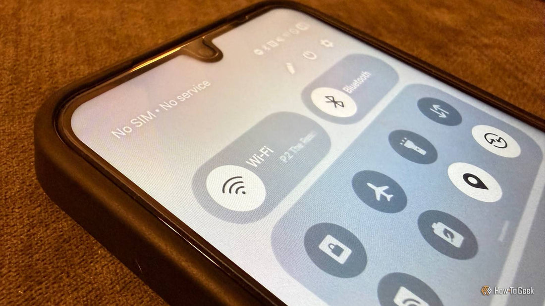 Android settings screen showing Wi‑Fi advanced options with toggles for notifications, auto‑connect, scanning, and VPN.